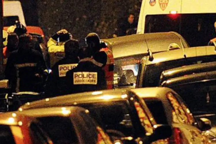 Policiais das forças especiais mantêm o cerco ao prédio onde se encontra o suposto assassino, fortemente armado (Pascal Guyot/AFP)