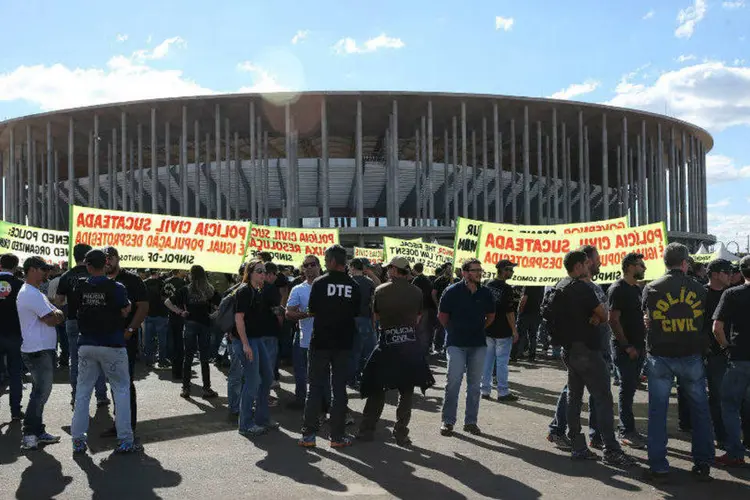 Policiais Civis do Distrito Federal, em greve, protestam no estacionamento do Estádio Mané Garrincha (Wilson Dias/Agência Brasil/Fotos Públicas)