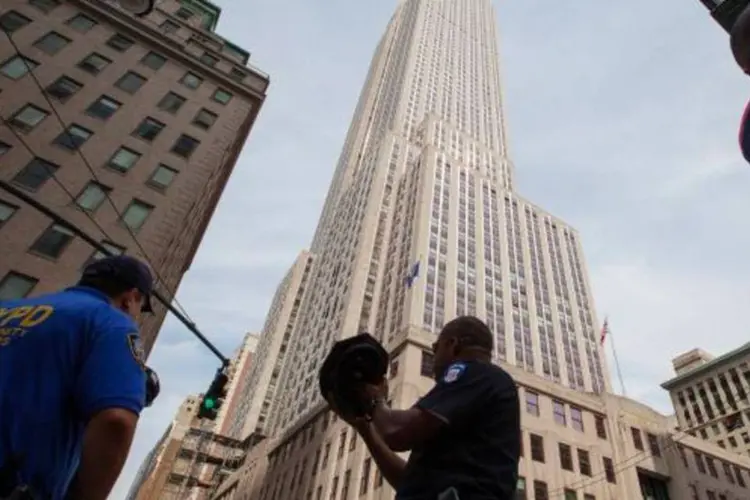 
	Policiais diante do Empire State Building: Foram encontrados no apartamento do atirador, livros que ensinavam a atirar e muni&ccedil;&atilde;o&nbsp;
 (Lucas Jackson/Reuters)