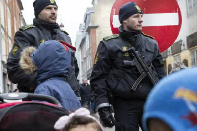 Policiais vigiam a principal sinagoga de Copenhague, Dinamarca (Claus Bjoern Larsen/AFP)