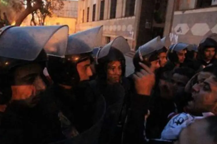 Detidos estão sendo interrogados por promotores do exército e podem enfrentar julgamentos militares (Khaled Desouki/AFP)