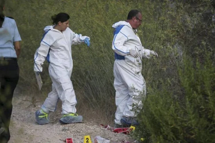 Policiais caminham perto do local onde o corpo do estudante Aaron Sofer foi encontrado, perto de Jerusalém (Baz Ratner/Reuters)