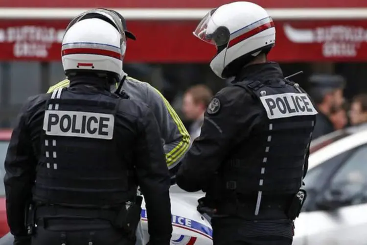
	Policiais em opera&ccedil;&atilde;o em Paris: recrutadores militares na cidade de Estrasburgo, depois de conduzirem exames f&iacute;sicos e psicol&oacute;gicos, decidiram que ele n&atilde;o era um candidato adequado
 (Benoit Tessier/ Reuters)