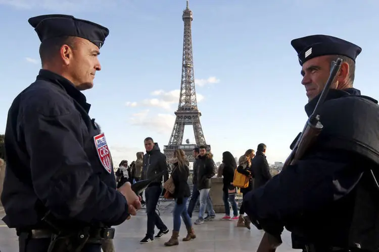 
	Policiais em Paris: Ali Oulkadi, e os irm&atilde;os Brahim e Salah Abdeslam antes dos atentados de 13 de novembro em Paris, que causaram 130 mortes e deixaram 350 feridos
 (Eric Gaillard / Reuters)
