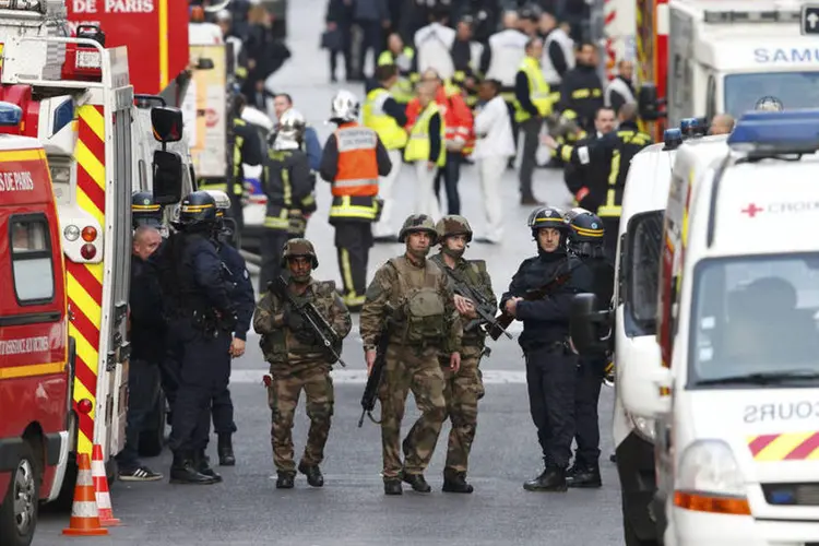 
	A&ccedil;&atilde;o policial na cidade de Saint-Denis, no sub&uacute;rbio de Paris, em 18 de novembro
 (Benoit Tessier / Reuters)