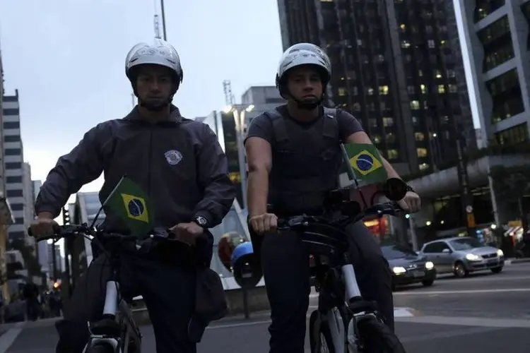
	Policiais patrulham a regi&atilde;o da Avenida Paulista com bicicletas, em S&atilde;o Paulo
 (Nacho Doce/Reuters)