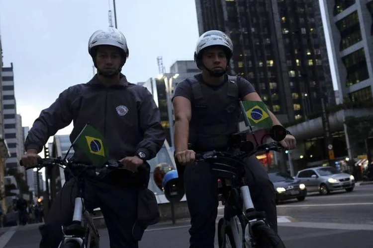 
	Policiais patrulham a regi&atilde;o da Avenida Paulista com bicicletas, em S&atilde;o Paulo
 (Nacho Doce/Reuters)