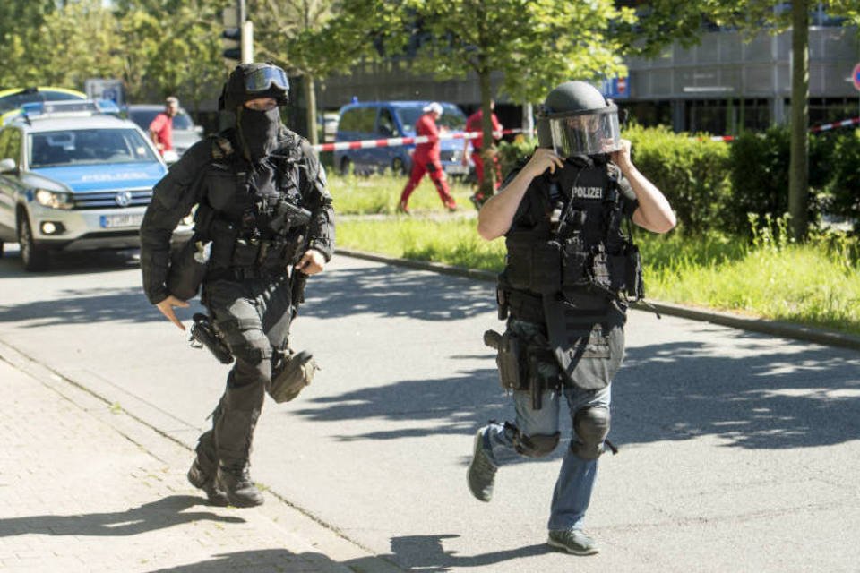 
	Policiais chegam ao cinema em Viernheim: incidente envolvendo homem mascarado pode ter deixado ao menos 25 pessoas feridas
 (Alexander Scheuber / Stringer/Getty Images)