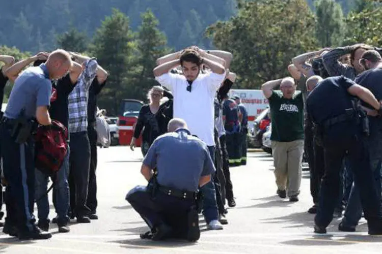 
	Policiais revistam mochilas de estudantes em universidade do Oregon: a mais nova trag&eacute;dia ocorrida em um centro de ensino dos EUA deixou o presidente Barack Obama profundamente irritado
 (Michael Sullivan/The News-Review/Reuters)