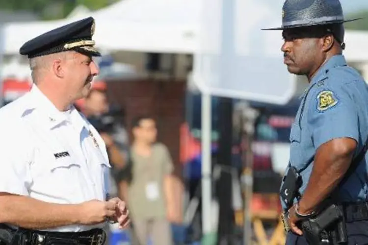 Policiais da cidade de St. Louis, no estado norte-americano do Missouri: levantamento mostra a falta de confiança dos latinos frente à polícia americana (Michael B. Thomas/AFP)