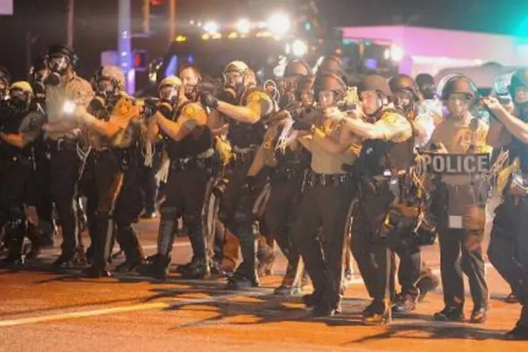 
	Policiais tentam conter avan&ccedil;o de manifesta&ccedil;&atilde;o na avenida West Florissant, em Ferguson
 (Michael B. Thomas/AFP)