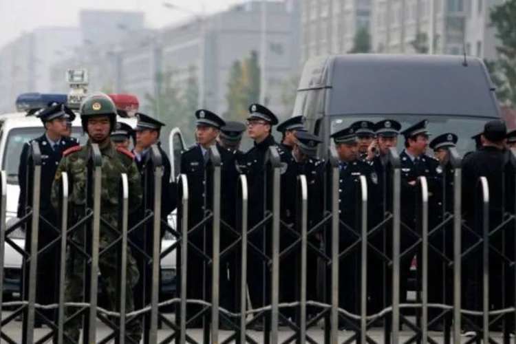 Policiais chineses e autoridades foram conter o incidente entre funcionários de uma unidade da Foxconn (Michael Martin/Reuters)