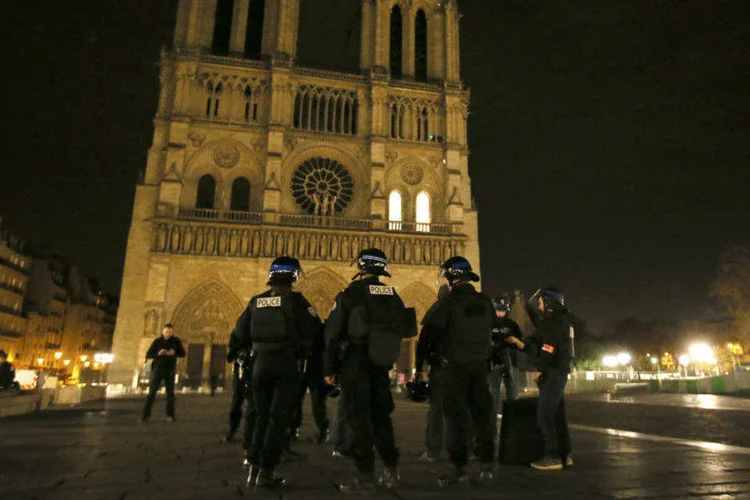 Policiais na catedral de Notre Dame, em Paris, durante ataques. 13/11/2015 (Gonazlo Fuentes/Reuters)
