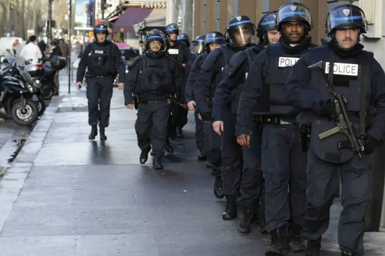 
	Policiais franceses em plano de seguran&ccedil;a ap&oacute;s massacre em Paris
 (Philippe Wojazer/Reuters)