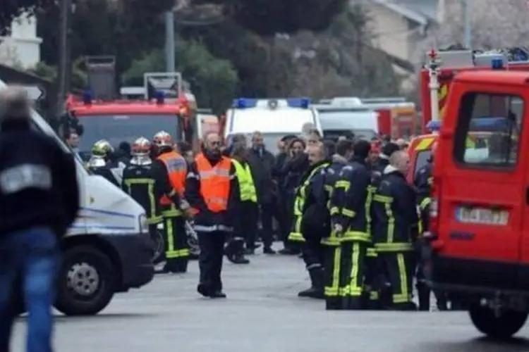 Policiais franceses cercam suspeito do massacre de Toulouse (Remy Gabalda/AFP)