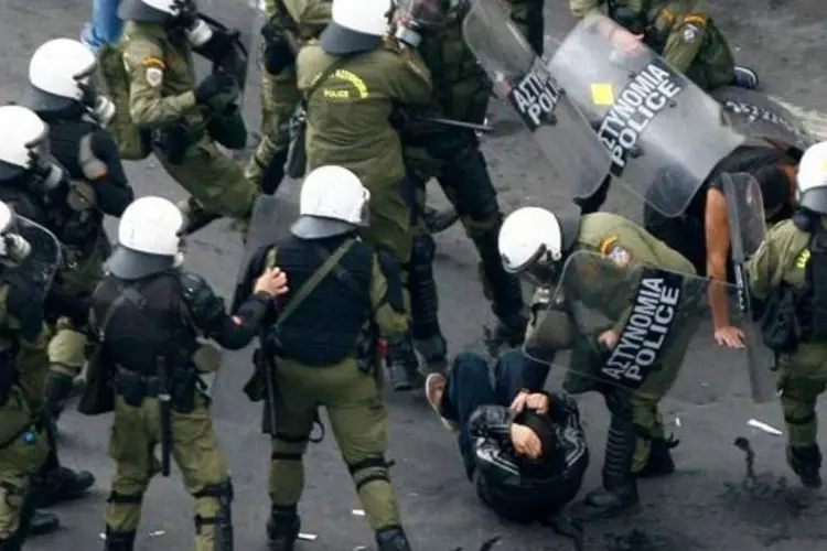 Políciais contém manifestantes durante visita de Angela Merkel em Atenas, na Grécia (Grigoris Siamidis/Reuters)