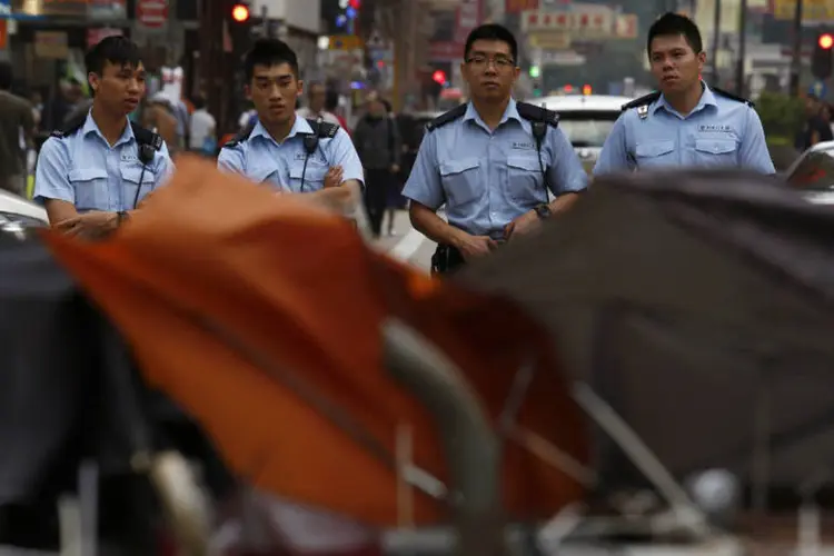 Policiais e guarda-chuvas: líderes estudantis continuaram a agir para dividir responsabilidade de atos (Bobby Yip/Reuters)