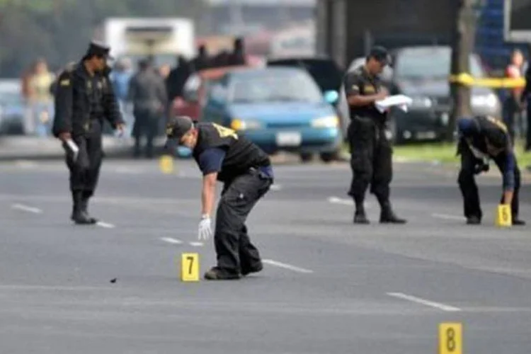 Polícia da Guatemala em 17/09/2016 [FOTO DE ARQUIVO]: Caminhão atropelou uma multidão no oeste da Guatemala na noite de quarta-feira, matando ao menos 32 pessoas (Johan Ordoñez/AFP)