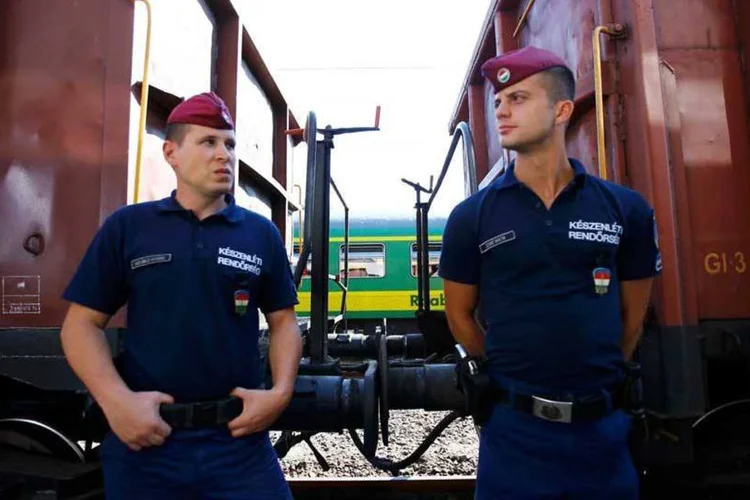 
	Policiais h&uacute;ngaros ap&oacute;s trem ser desocupado: pol&iacute;cia disse que as pessoas seriam levadas a um acampamento de imigrantes
 (REUTERS/Leonhard Foeger)