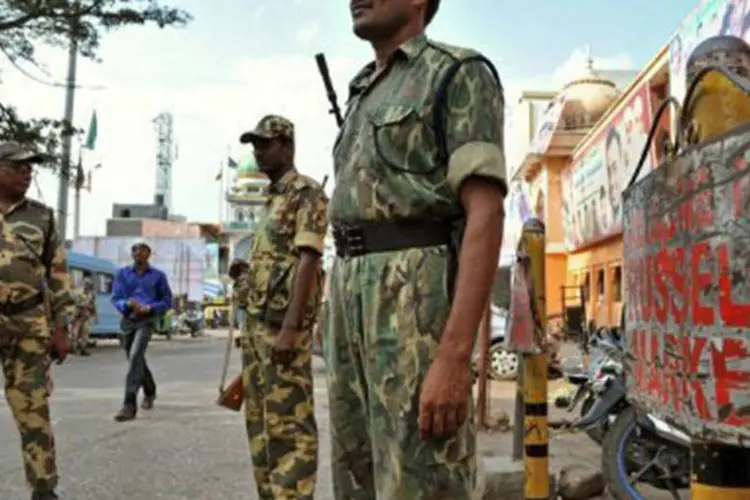 
	Policiais montam guarda no Russel Market em Bangalore, na &Iacute;ndia: milhares de pessoas fugiram para o nordeste na semana passada, por medo de uma explos&atilde;o da viol&ecirc;ncia
 (Manjunath Kiran/AFP)