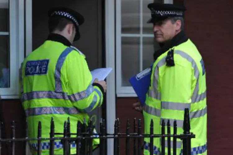 
	Policiais brit&acirc;nicos: pol&iacute;cia vasculhou a resid&ecirc;ncia do jovem e encontrou objetos suspeitos
 (AFP)