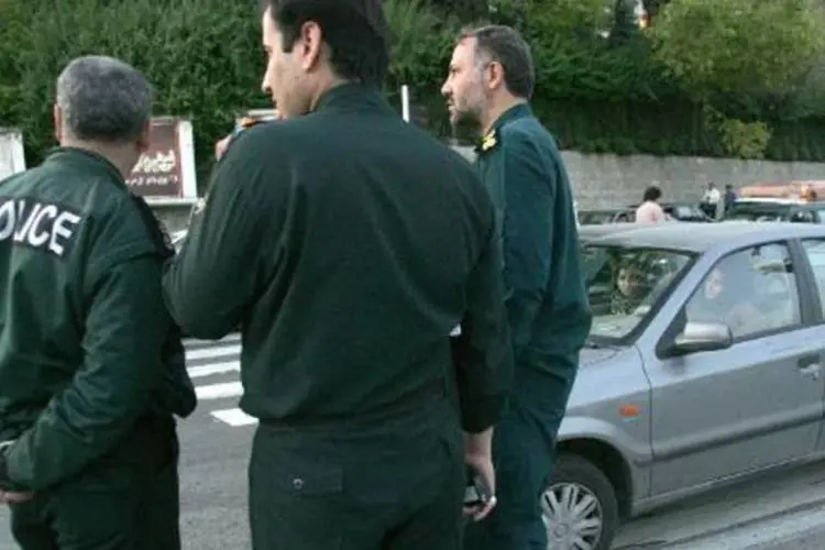 Policiais no Irã: dois fotógrafos freelancers também foram presos (Behrouz Mehri/AFP)