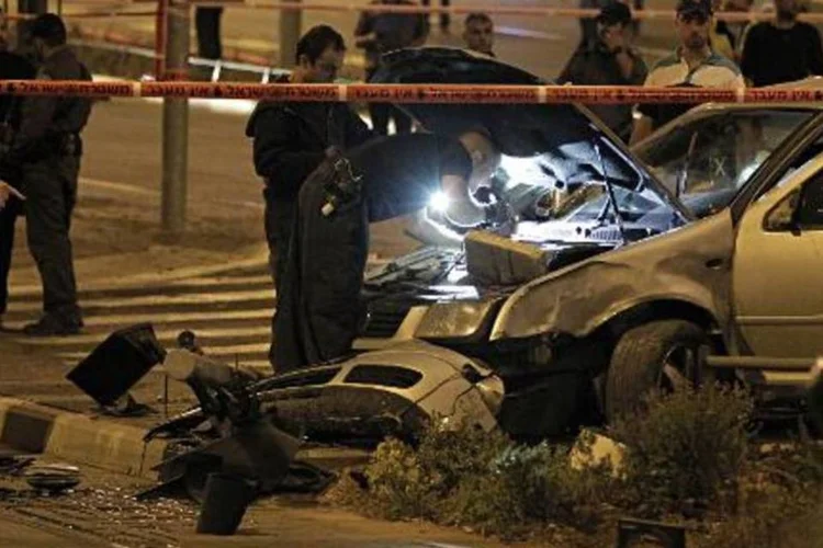 Policiais israelenses isolam área de Jerusalém após palestino avançar com carro contra pedestres (Ahmad Gharabl/AFP)