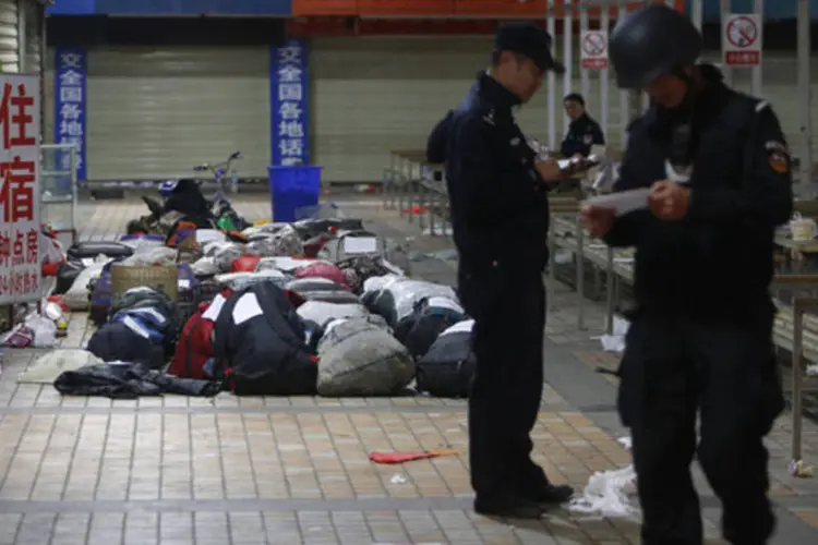 Policiais em estação de trem chinesa após ataque: membros da pequena comunidade uigur disseram que a situação é tensa (Stringer/Reuters)