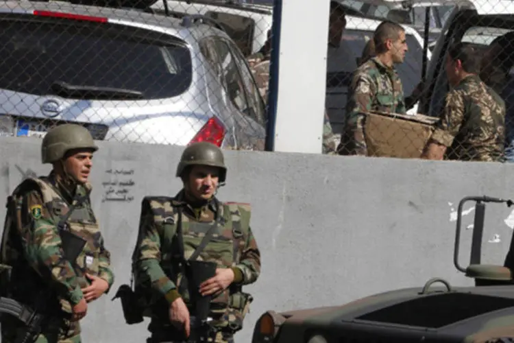 
	Soldados libaneses: os militares apreenderam uma grande quantidade de armas, bombas, muni&ccedil;&atilde;o e cintur&otilde;es explosivos
 (Mohamed Azakir/Reuters)