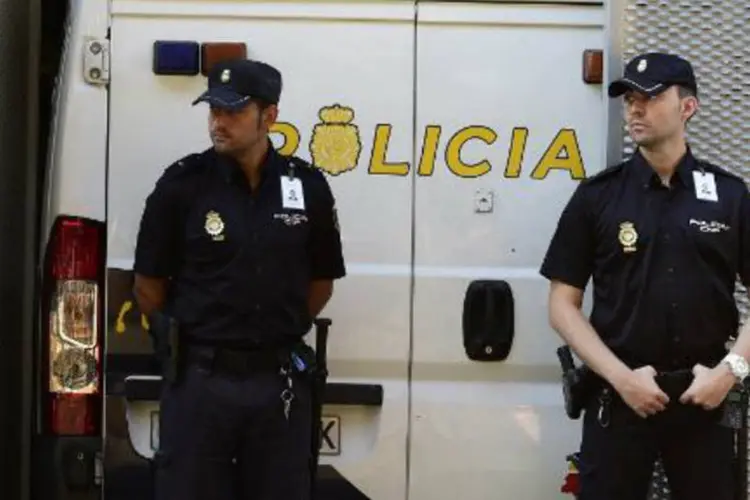 Policiais em Madri: durante a operação, doze menores foram identificadas e resgatadas (Javier Soriano/AFP)
