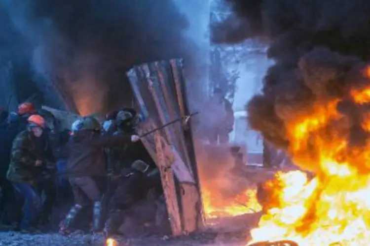 
	Policiais e manifestantes se confrontam em Kiev, na Ucr&acirc;nia: segundo um porta-voz da pol&iacute;cia da capital ucraniana, sete dos mortos s&atilde;o civis
 (Dmitry Serebryakov/AFP)