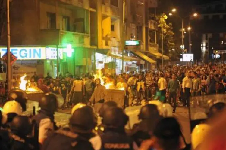 Policiais entram em confronto com manifestantes, em Skopje, Macedônia (TOMISLAV GEORGIEV/AFP)