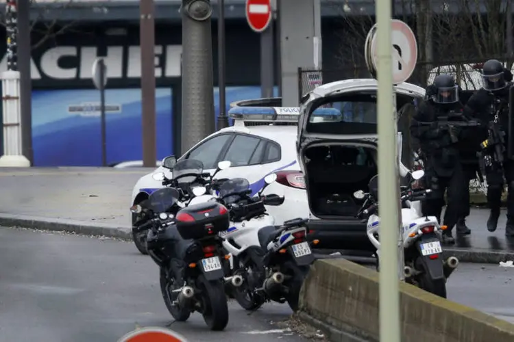 Policiais em supermercado em Porte de Vincennes: suspeito foi morto na ação da polícia (Charles Platiau/Reuters)