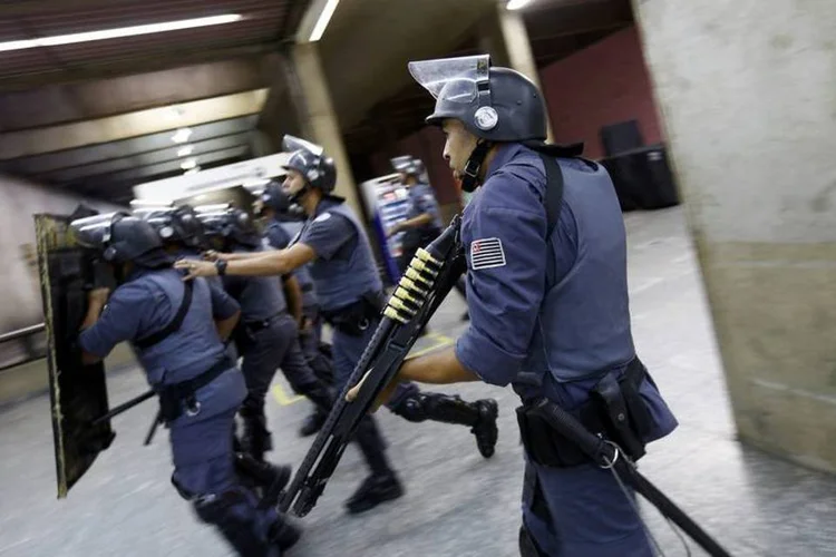 
	Policiais em confronto com grevistas na esta&ccedil;&atilde;o Ana Rosa
 (Kai Pfaffenbach/Reuters)