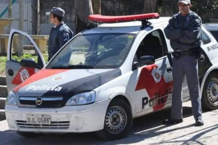 
	Policiais militares de S&atilde;o Paulo com uma viatura
 (PMSP/Facebook/Divulgação)