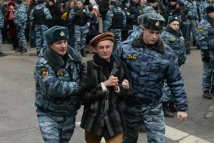 Policiais prendem um manifestante em Moscou: oposição considera caso emblemático da repressão na Rússia (Vasily Maximov/AFP)