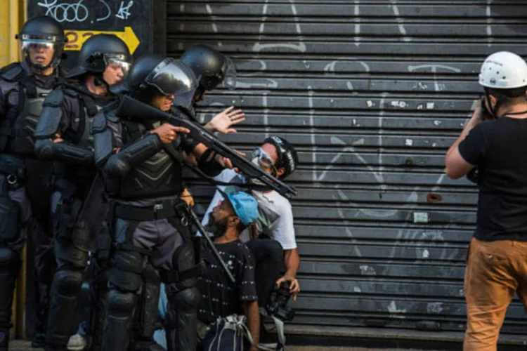 
	Policiais: modifica&ccedil;&atilde;o avalizada pelos deputados aumenta puni&ccedil;&atilde;o para os crimes de les&atilde;o corporal praticados contra esses agentes p&uacute;blicos
 (Getty Images)