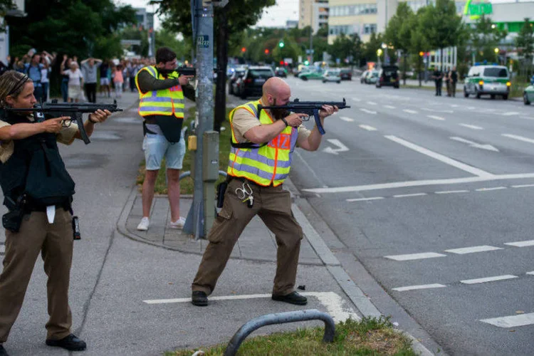Policiais próximos a shopping center de Munique, Alemanha, durante tiroteio (Joerg Koch/Getty Images)