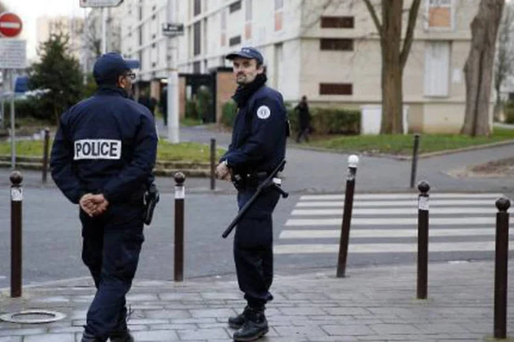 
	Policiais franceses: uma emissora informou que um homem que tentava entrar no departamento policial gritando &quot;Al&aacute; &eacute; grande&quot; foi abatido
 (Patrick Kovarik/AFP)