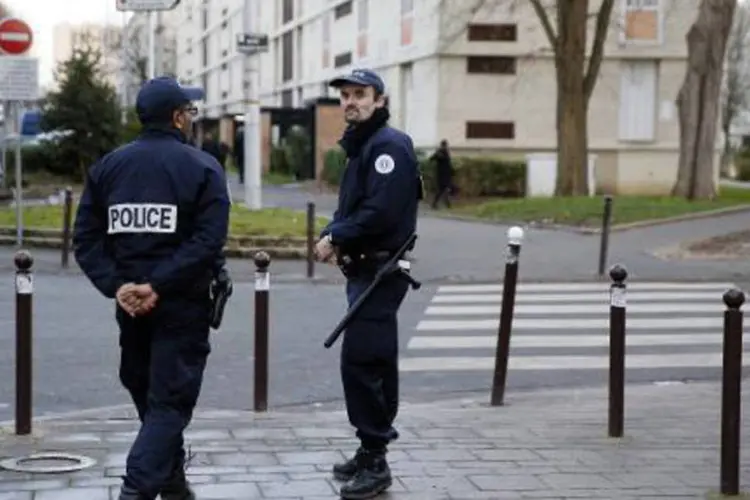 Policiais franceses patrulham rua de subúrbio parisiense, em janeiro de 2014 (Patrick Kovarik/AFP)