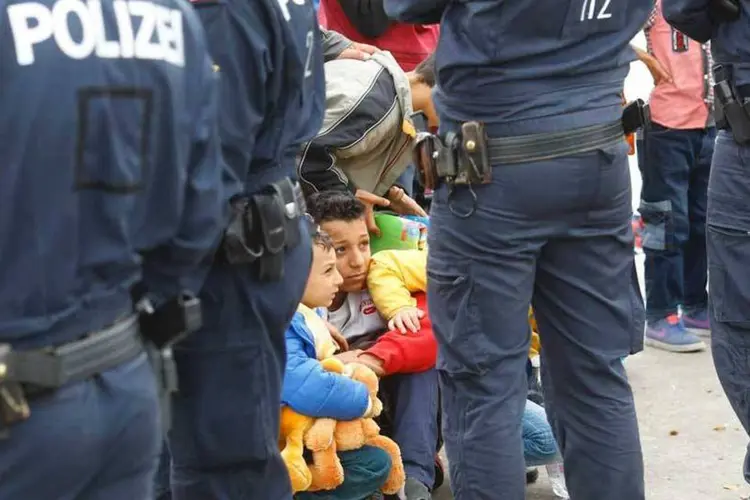 
	Policiais na fronteira entre a &Aacute;ustria e a Turquia controlam fluxo de refugiados: &quot;N&atilde;o precisamos de comida nem de &aacute;gua: precisamos atravessar em paz&quot;
 (REUTERS/Leonhard Foeger)
