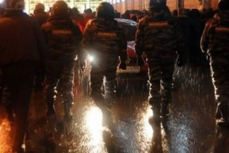 Policiais contra protestos em Moscou: anteriormente, o governo da capital russa tinha informado que 300 pessoas haviam sido detidas na manifestação (Andrey Smirnov/AFP)