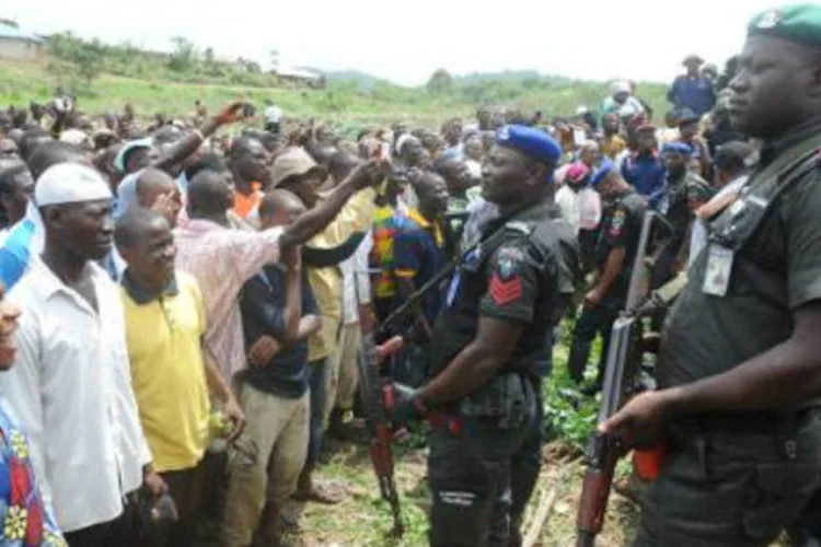 Policiais tentam conter protesto na Nigéria: frequentemente as vítimas de sequestros na Nigéria são torturadas ou sacrificadas em rituais de magia negra (Pius Utomi Ekpei/AFP)
