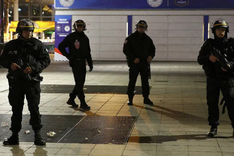 
	Policiais em guarda perto de est&aacute;dio franc&ecirc;s ap&oacute;s ataques em Paris: atentados mataram 129 pessoas
 (Benoit Tessier/Reuters)