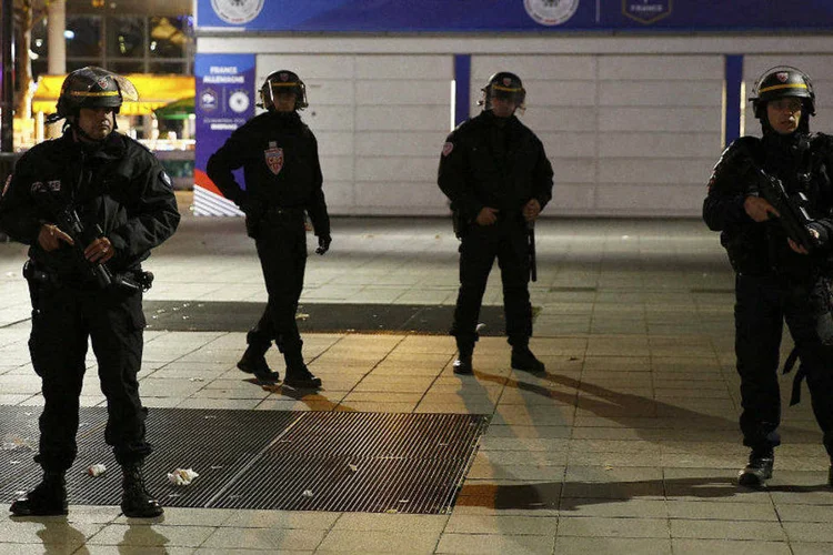 
	Policiais em guarda perto de est&aacute;dio franc&ecirc;s ap&oacute;s ataques em Paris: atentados mataram 129 pessoas
 (Benoit Tessier/Reuters)