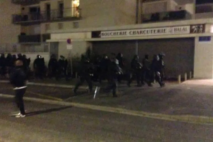 Policiais durante operação de buscas e captura aos suspeitos de ataque terrorista em Paris (Reprodução/Twitter/@MisterCHCH)