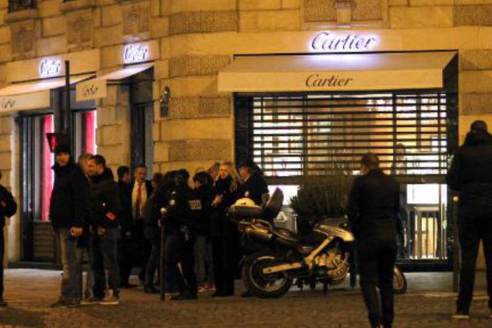 Policiais em frente a loja da Cartier assaltada, em Paris (ELIOT BLONDET/AFP)