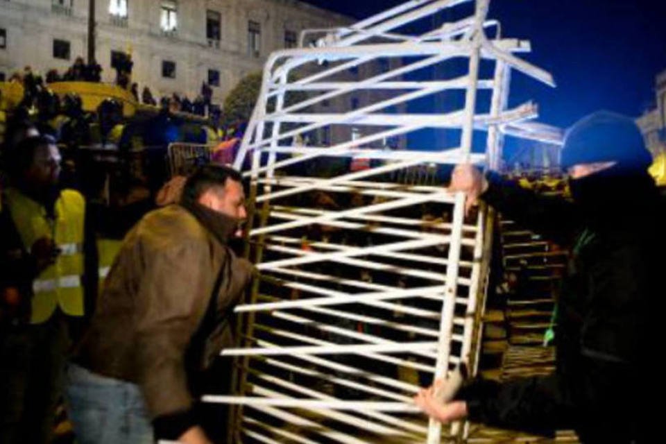 Policiais portugueses protestam contra redução salarial