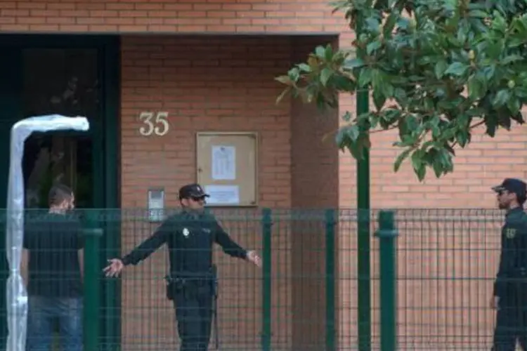 
	Policiais no pr&eacute;dio onde mora espanhola contaminada pelo ebola, em Madri
 (Curto de la Torre/AFP)