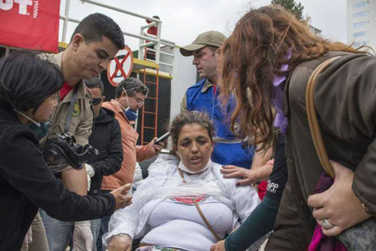 
	Mulher &eacute; atendida durante confronto entre policiais e professores em Curitiba
 (Gabriel Rosa/SMCS)